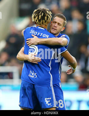 Birmingham City Ryan Shotton (links) und Birmingham City Michael Morrison schütteln sich die Hände während des Spiels Stockfoto