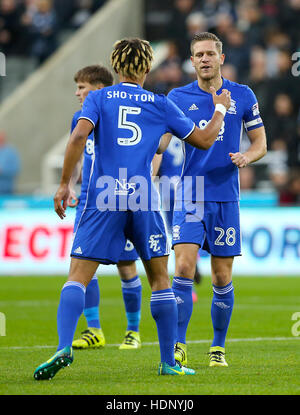 Birmingham City Ryan Shotton (links) und Birmingham City Michael Morrison schütteln sich die Hände während des Spiels Stockfoto