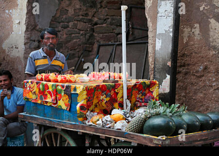 Obst-Verkäufer in Ajmer Markt. Ajmer Straßenmarkt, Rajasthan Indien. Stockfoto