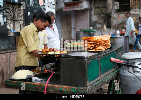 Streetfood Hand Wagen. Ajmer Straßenmarkt, Rajasthan Indien. Stockfoto