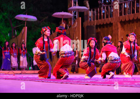 Nishi Tribal Girls aus Assam Indien Geyumja Tanz. Tribal-Festival in Ajmer, Rajasthan, Indien Stockfoto