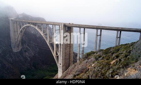 BIG SUR, Kalifornien, Vereinigte Staaten - 7. Oktober 2014: Bixby Creek Bridge auf dem Highway Nr. 1 an der Westküste der USA Süden nach Los Angeles reisen Stockfoto