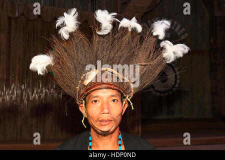 ADI Tribal Mann mit traditionellen Kopfbedeckungen von Arunachal Pradesh, Indien. Tribal-Festival in Ajmer, Rajasthan, Indien Stockfoto