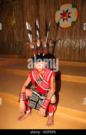 Rengma Tribal Mann aus Nagaland sitzen - er ist Awachu Nu-Kopfbedeckung tragen. Stockfoto