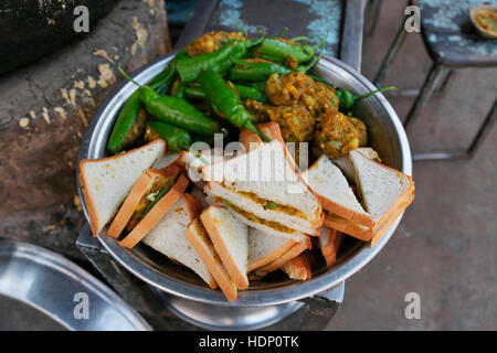 Brot Pattis in Ajmer in einem Süßwarengeschäft, Rajasthan Indien zu verkaufen. Stockfoto