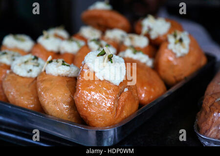 Sweet in Ajmer in einem Süßwarengeschäft, Rajasthan Indien zu verkaufen. Stockfoto