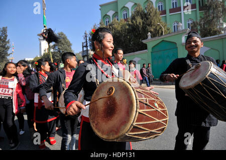 Kathmandu, Nepal. 13. Dezember 2016. Menschen aus Newar Gemeinschaft spielen traditionelle Instrumente während einer Parade von Yomari Punhi und 13. nationale Jyapu Diwas, Newari-Gesellschaft organisiert eine Rallye über die Basantapur Durbar Square, Kathmandu, Nepal auf Dienstag, 13. Dezember 2016. Die Rallye reflektiert verschiedene Kultur und Tradition der Newar-Gesellschaft. Jatras und Festivals sind Teil des Lebens für Newar Gemeinschaft. Bildnachweis: Narayan Maharjan/Pacific Press/Alamy Live-Nachrichten Stockfoto