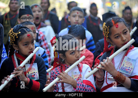 Kathmandu, Nepal. 13. Dezember 2016. Menschen aus Newar Gemeinschaft spielen traditionelle Instrumente während einer Parade von Yomari Punhi und 13. nationale Jyapu Diwas, Newari-Gesellschaft organisiert eine Rallye über die Basantapur Durbar Square, Kathmandu, Nepal auf Dienstag, 13. Dezember 2016. Die Rallye reflektiert verschiedene Kultur und Tradition der Newar-Gesellschaft. Jatras und Festivals sind Teil des Lebens für Newar Gemeinschaft. Bildnachweis: Narayan Maharjan/Pacific Press/Alamy Live-Nachrichten Stockfoto