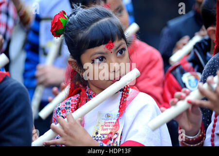 Kathmandu, Nepal. 13. Dezember 2016. Menschen aus Newar Gemeinschaft spielen traditionelle Instrumente während einer Parade von Yomari Punhi und 13. nationale Jyapu Diwas, Newari-Gesellschaft organisiert eine Rallye über die Basantapur Durbar Square, Kathmandu, Nepal auf Dienstag, 13. Dezember 2016. Die Rallye reflektiert verschiedene Kultur und Tradition der Newar-Gesellschaft. Jatras und Festivals sind Teil des Lebens für Newar Gemeinschaft. Bildnachweis: Narayan Maharjan/Pacific Press/Alamy Live-Nachrichten Stockfoto