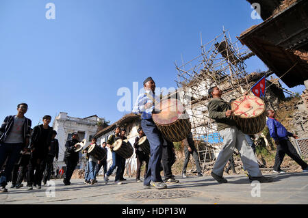 Kathmandu, Nepal. 13. Dezember 2016. Menschen aus Newar Gemeinschaft spielen traditionelle Instrumente während einer Parade von Yomari Punhi und 13. nationale Jyapu Diwas, Newari-Gesellschaft organisiert eine Rallye über die Basantapur Durbar Square, Kathmandu, Nepal auf Dienstag, 13. Dezember 2016. Die Rallye reflektiert verschiedene Kultur und Tradition der Newar-Gesellschaft. Jatras und Festivals sind Teil des Lebens für Newar Gemeinschaft. Bildnachweis: Narayan Maharjan/Pacific Press/Alamy Live-Nachrichten Stockfoto