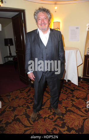 Juergen Woelffers 80. Geburtstags-Party am Komoedie bin Kurfürstendamm.  Mitwirkende: Volker Brandt wo: Berlin, Deutschland bei: 24. Oktober 2016 Stockfoto