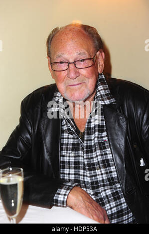 Juergen Woelffers 80. Geburtstags-Party am Komoedie bin Kurfürstendamm.  Mitwirkende: Herbert Köfer Where: Berlin, Deutschland bei: 24. Oktober 2016 Stockfoto