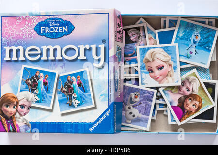 Aus dem Film Disney Frozen Memory Kartenspiel auf weißem Hintergrund Stockfoto