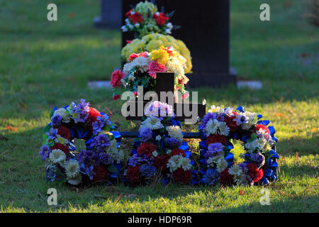 Floral Hommage an "Papa" auf dem Friedhof. Stockfoto