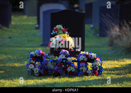 Floral Hommage an "Papa" auf dem Friedhof. Stockfoto