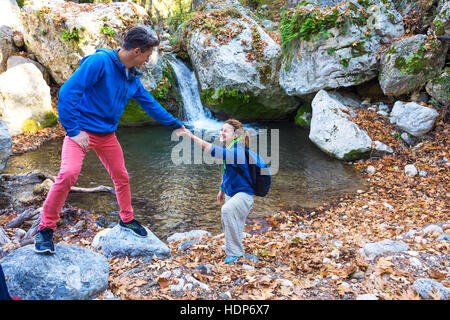 Zwei Wanderer junger Mann und lächelnde Frau Hand in Hand Stockfoto