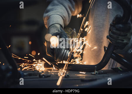 Schleifen von Metall-Leitung in eine Werkstatt und ein Funken Stockfoto