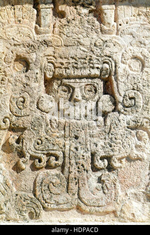 Maya-Basrelief von Chichén Itzá auf Mexito Stockfoto