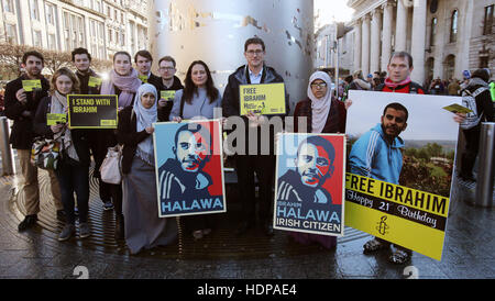 Green Party TD Catherine Martin (vierte rechts), Eamon Ryan (dritte rechts) und Menschen vor dem Profit TD Gino Kenny (rechts) kommen Somaia (fünfte rechts) und Fatima (zweiter von rechts) Halawa, Schwestern von Ibrahim Halawa, wie sie für seine Freilassung O' Connell Street im Stadtzentrum von Dublin, Kampagne, wo Familie Mitgliedern und Unterstützern einen Bewusstsein-Tag statt, wie er seinen 21. Geburtstag hinter Gittern in Ägypten feiert. Stockfoto