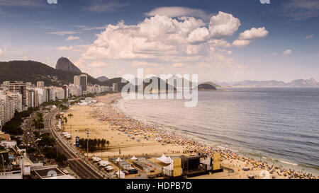 Luftaufnahme der Copacabana Strand Forte Duque de Caxias, Zuckerhut, tiefem Grün und blauen Atlantik und tiefes Blau Stockfoto