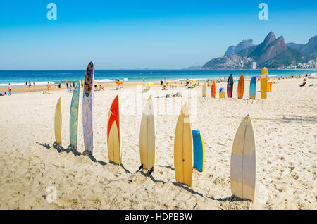 Surfbretter am Strand von Ipanema, Rio De Janeiro, Brasilien Stockfoto