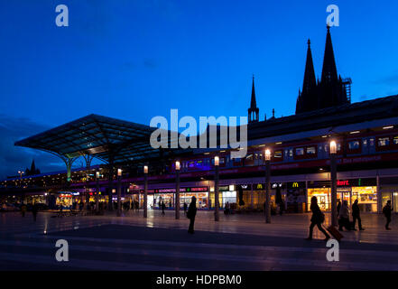 Europa, Deutschland, Köln, Eingang des Hauptbahnhofes auf den Breslauer Platz, im Hintergrund die Kathedrale. Stockfoto