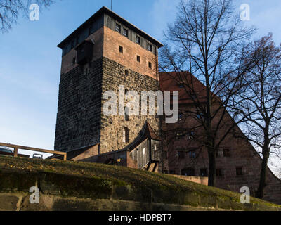 Mittelalterliche Befestigungsanlagen fünfeckigen Turm Kaiserstallung kaiserlichen Stallungen Nürnberg Kaiserberg kaiserlichen Burg Bayern Deutschland EU Silhouette blauen Himmel Stockfoto