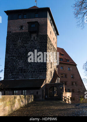 Mittelalterlichen Befestigungsanlagen fünfeckigen Turm Kaiserstallung kaiserlichen Hofstallungen jetzt Jugendherberge Nürnberg Kaiserberg kaiserlichen Burg Bayern Deutschland EU Stockfoto