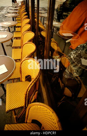 AJAXNETPHOTO. PARIS, FRANKREICH. -GELBE STÜHLE ERWARTEN KUNDEN AUF DEM BÜRGERSTEIG VOR EINEM CAFE IN DER STADT.  FOTO: JONATHAN EASTLAND/AJAX REF: RD1 120906 2331 Stockfoto