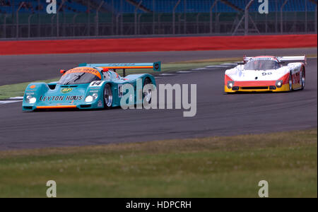 Ein 1987 führt Porsche 962 angetrieben von Tommy Dreelan ein 1990 Spice SE90C, getrieben von Eric De Doncker, in der Gruppe C Rennen Silverstone Stockfoto