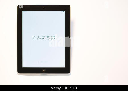 Ljubljana, Slowenien - 8. Dezember 2016: ein iPad Tablet PC Konnichiwa oder Hallo auf Japanisch des neuen Benutzers auf erste, saubere Installation, früheres sagt: Stockfoto