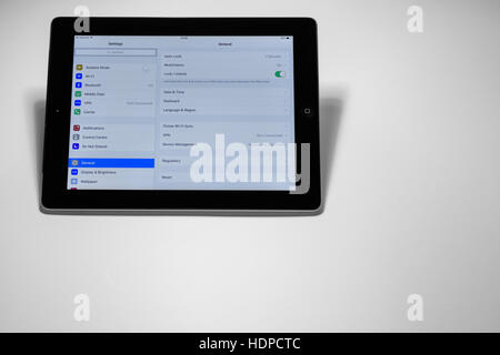 Ljubljana, Slowenien - 8. Dezember 2016: iPad 3 Anzeigen allgemeine Registerkarte "Einstellungen" auf IOS 9, illustrative Redaktion Stockfoto
