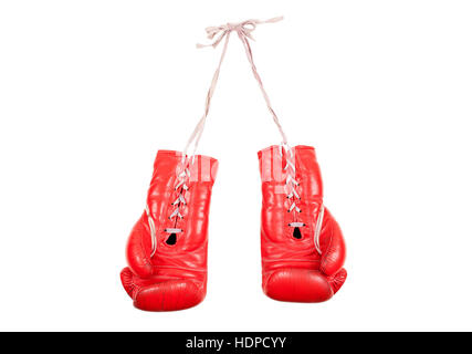 alten verwendet und zerschlagen rotem Leder Boxhandschuhe isoliert auf weißem Hintergrund Stockfoto