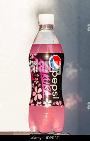 Kunststoff PET Flasche, Pepsi, Sakura Aroma Soft drink, rosa Farbe. Vor allem für die Kirschblüte in Japan hergestellt. Stockfoto