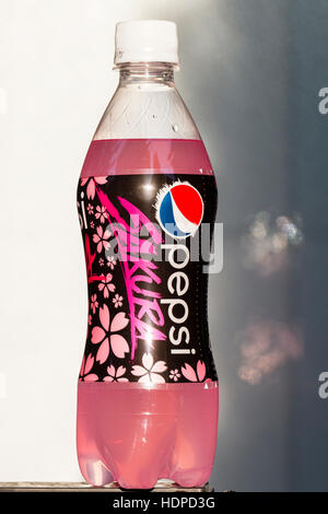 Kunststoff PET Flasche, Pepsi, Sakura Aroma Soft drink, rosa Farbe. Vor allem für die Kirschblüte in Japan hergestellt. Stockfoto