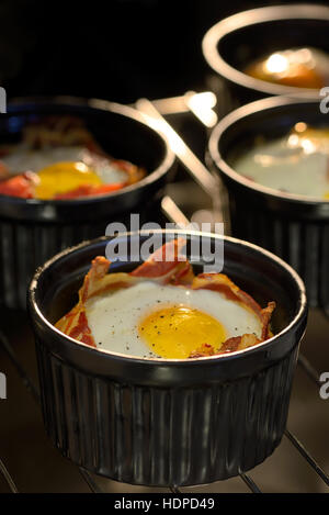 Menü Frühstückstassen Ei mit Speck im Ofen Stockfoto