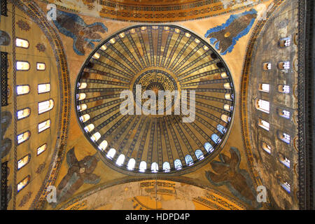 Blick über die Kuppel der Hagia Sophia von innen, in Istanbul, Türkei. Stockfoto