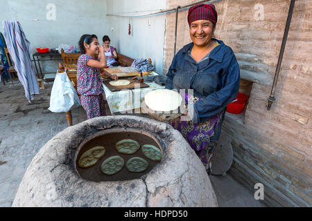 Frauen machen tandoori Brot in Chiwa, Usbekistan. Stockfoto