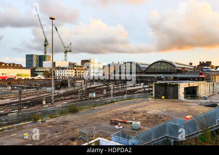 Die bahnstrecke von King's Cross Station zu Beginn der Sanierung der Gegend, King's Cross, London, UK, 2012 Stockfoto