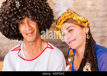 Paar aus der Region Khorezm Usbekistan in traditioneller Kleidung. Stockfoto