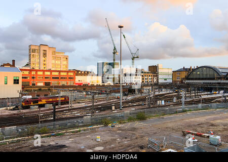 Die bahnstrecke von King's Cross Station zu Beginn der Sanierung der Gegend, King's Cross, London, UK, 2012 Stockfoto