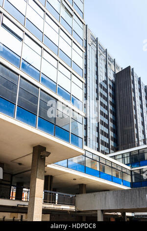 Hameln Haus und Torbogen Turm vor der Sanierung als Premier Inn und Vantage Point bzw., Islington, London, UK Stockfoto