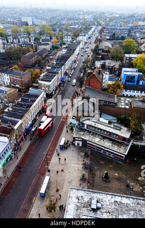 Blick entlang Junction Road von der Oberseite der Torbogen Tower, North London, Großbritannien Stockfoto