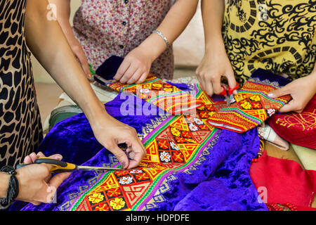 Schneiderei bunte traditionelle Hochzeitskleider in Nukus, Usbekistan. Stockfoto