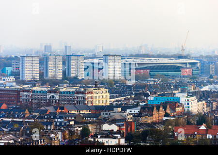 Ansicht des Emirates Stadium von der Spitze der Torbogen Tower, North London Stockfoto