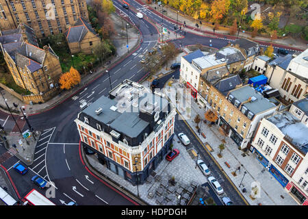 Luftaufnahme der Archway Tavern und Gyratory vom Dach des Archway Tower, North London, UK, November 2013. Stockfoto