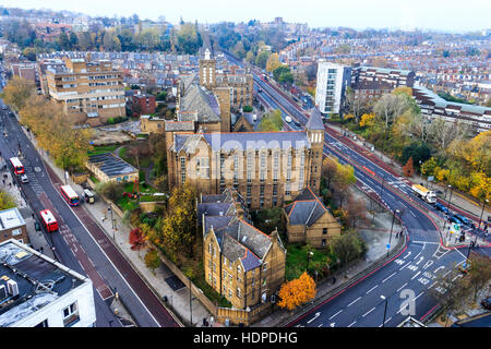 Luftaufnahme der 'Holborn Krankenstation' (Universität Camous) und Torbogen Ärkreiselbrecher von oben Torbogen Tower, North London, UK, November 2013. Stockfoto