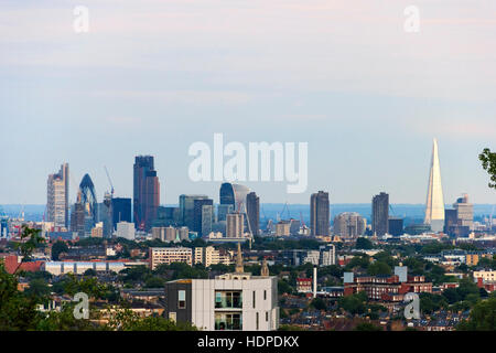 Blick auf die Wolkenkratzer in der City von London aus Hornsey Lane Bridge, Torbogen, London, UK Stockfoto