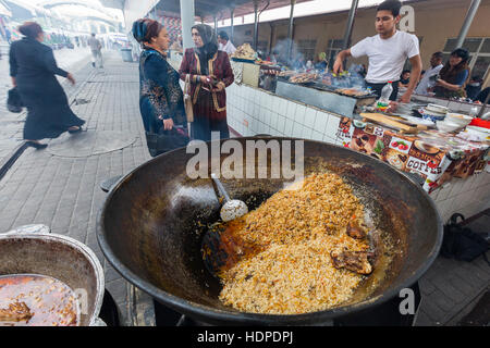 Herstellung von Pilaf, Reis in Taschkent, Usbekistan Stockfoto