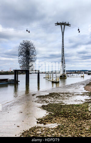 Blick flussabwärts an der Themse in North Greenwich, London, Großbritannien. Skulptur 'Quantum Cloud' (Antony Gormley) und Emirates-Seilbahn im Hintergrund Stockfoto